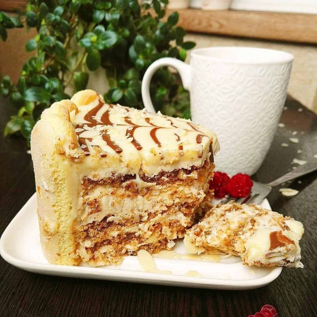 Торт простой. Самый вкусный торт. Тортики пирожные. Торт из печенья. Блэк форест торт.