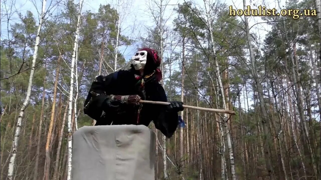 Baba yaga (баба яга). Баба яга скульптура. Баба яга в ступе по городу. Там ступа с бабою ягой идет бредет сама собой. Ступа бабы яги на гироскутере.