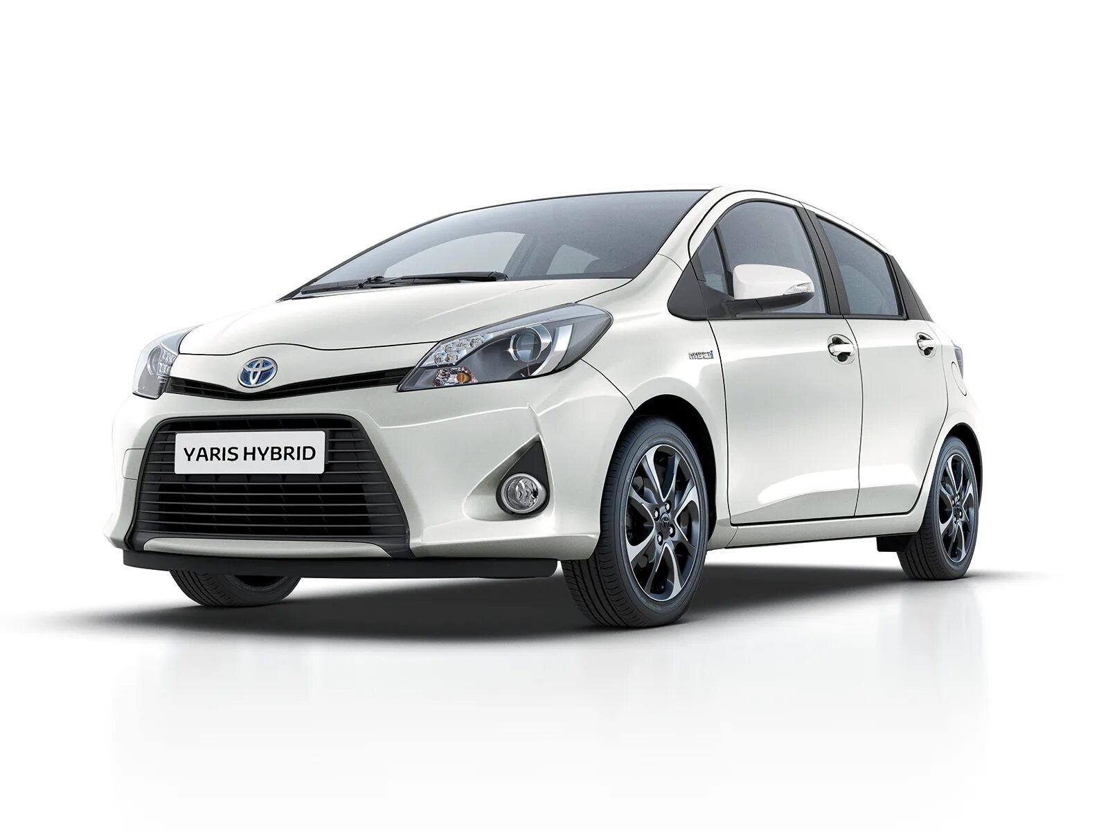 Маленькие гибриды. Toyota Yaris Hybrid 1.5. Тойота Ярис гибрид 2010. Ярис nhp130. Toyota Auris Hybrid 2019.