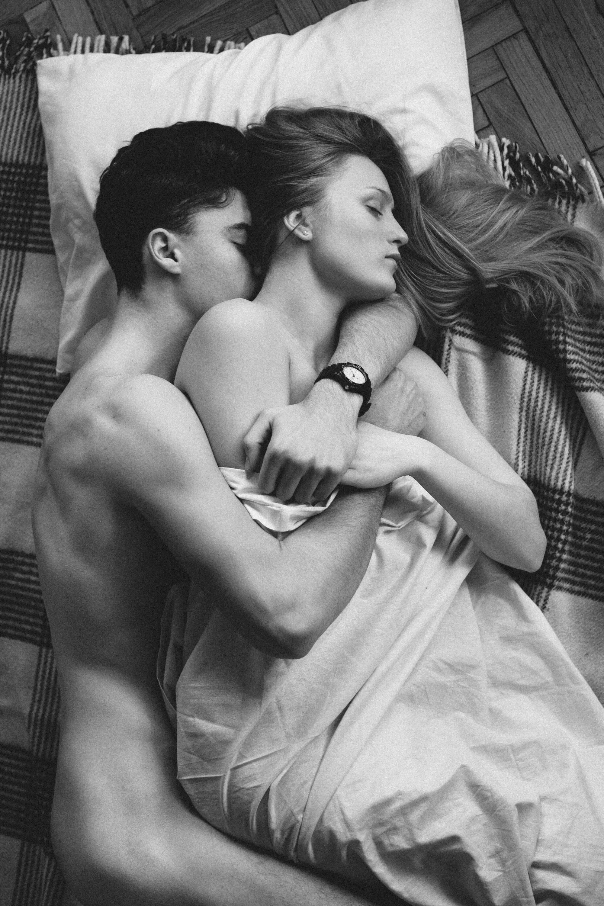 Страстные обнимашки. Объятия влюбленных. Обнимания в постели. Страстная любовь. Парно мужчины и женщины