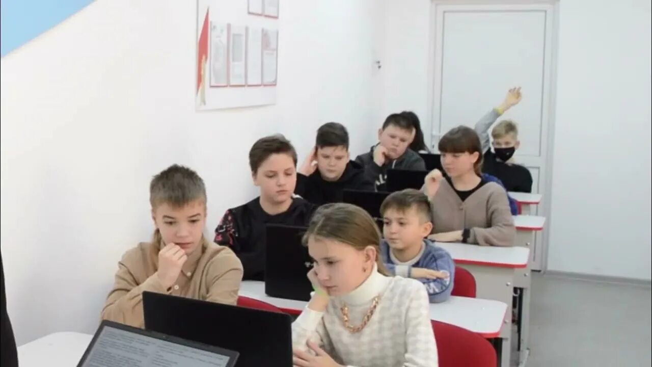 Школа 2 армянск. Школа лицей. уроки в пятом классе. биологический класс в школе. лицей против мбоу сош.