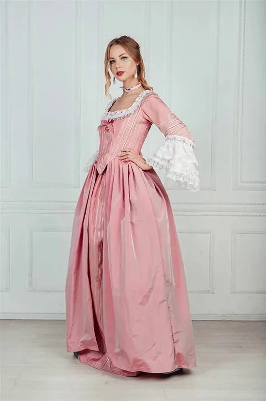 Мода 18го века франция. Платье в дворянском стиле. Платья 19 века англия королевские. Платье 18. Бальные платья с турнюром 19 век.