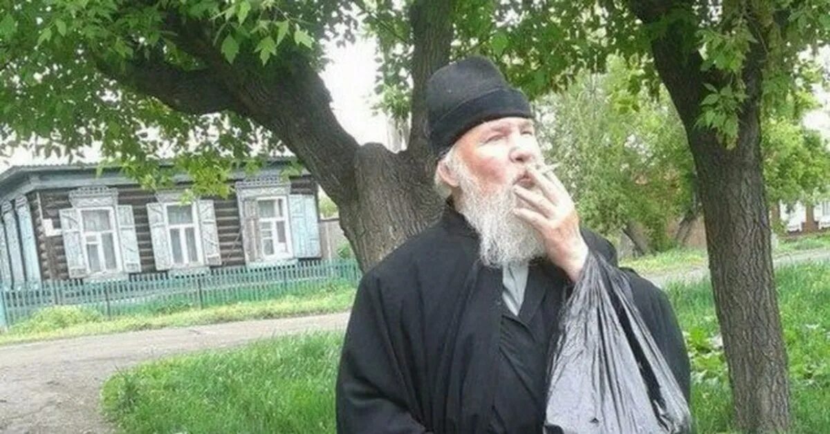 Курящие православные монахи. Православный священник курит. Священник с сигаретой. Можно ли православным курить