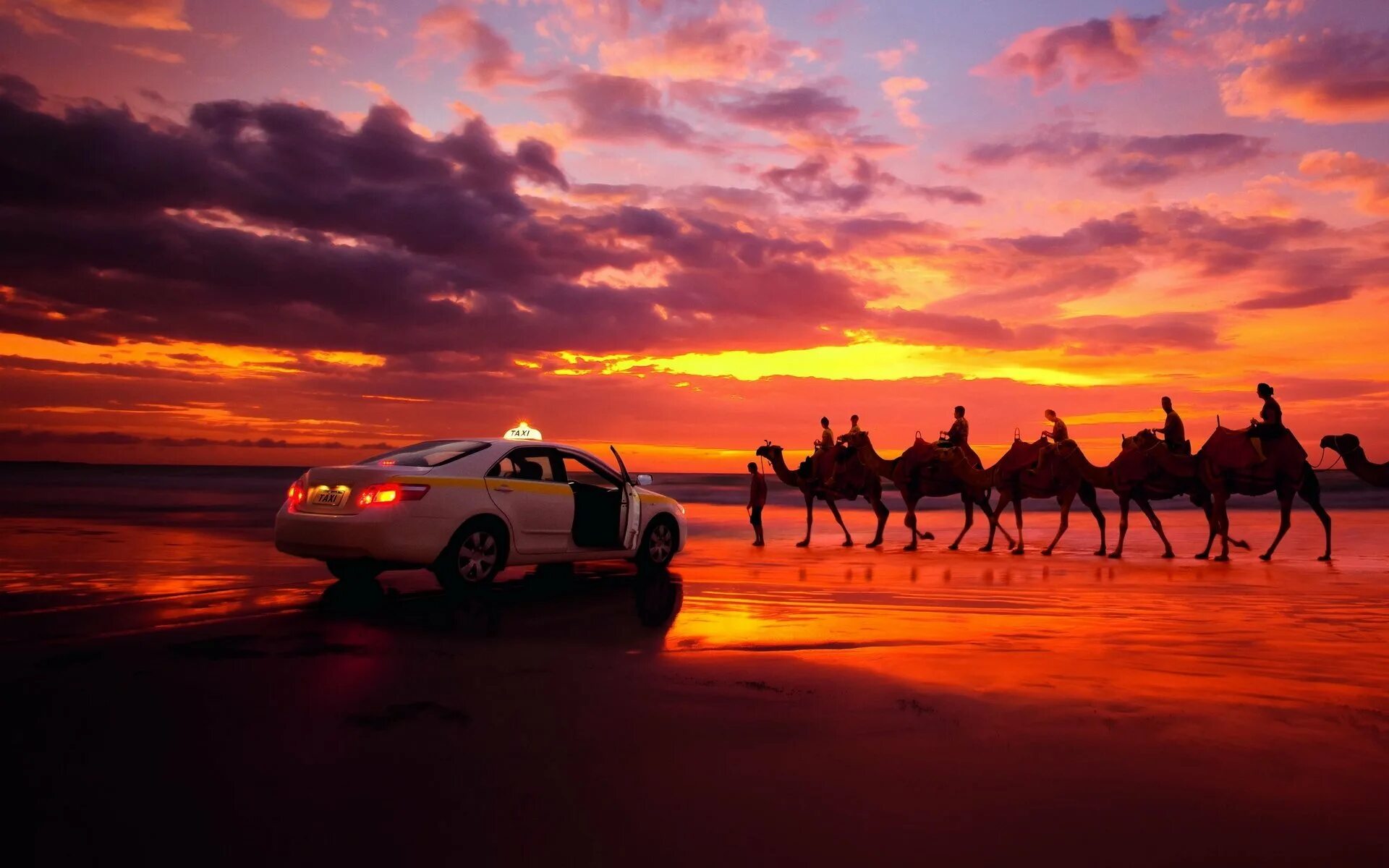 Машина на фоне заката. Верблюд в пустыне. Закат в пустыне. Караван на закате.