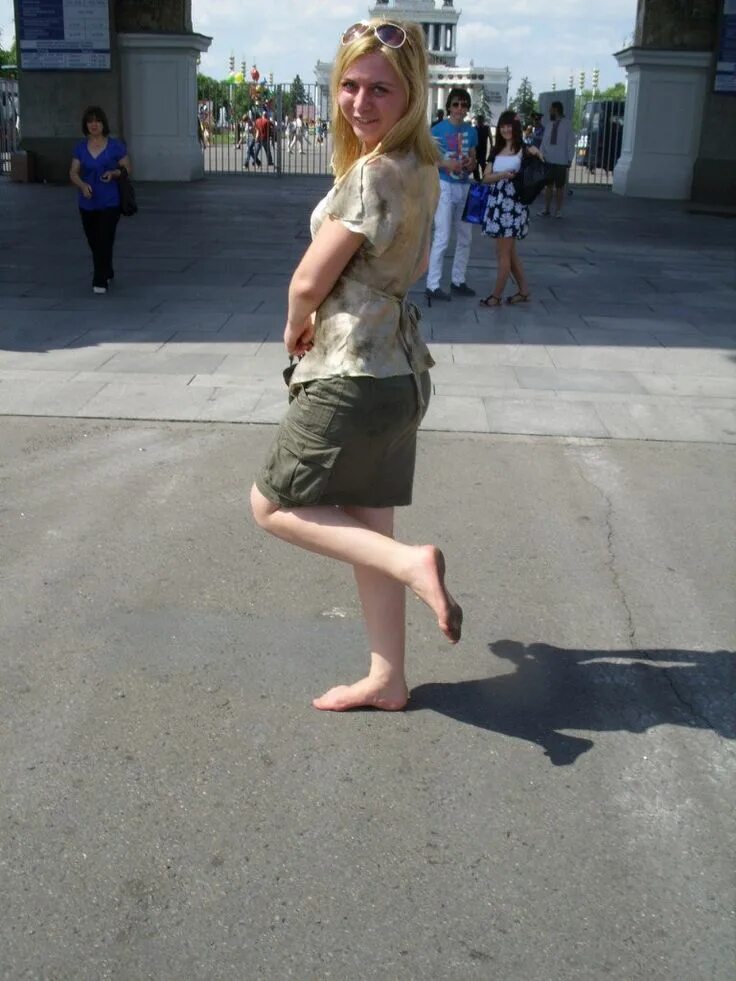 Девушка босиком. Босиком 2. Босиком 2. Две девочки летом. Ходьба босиком.