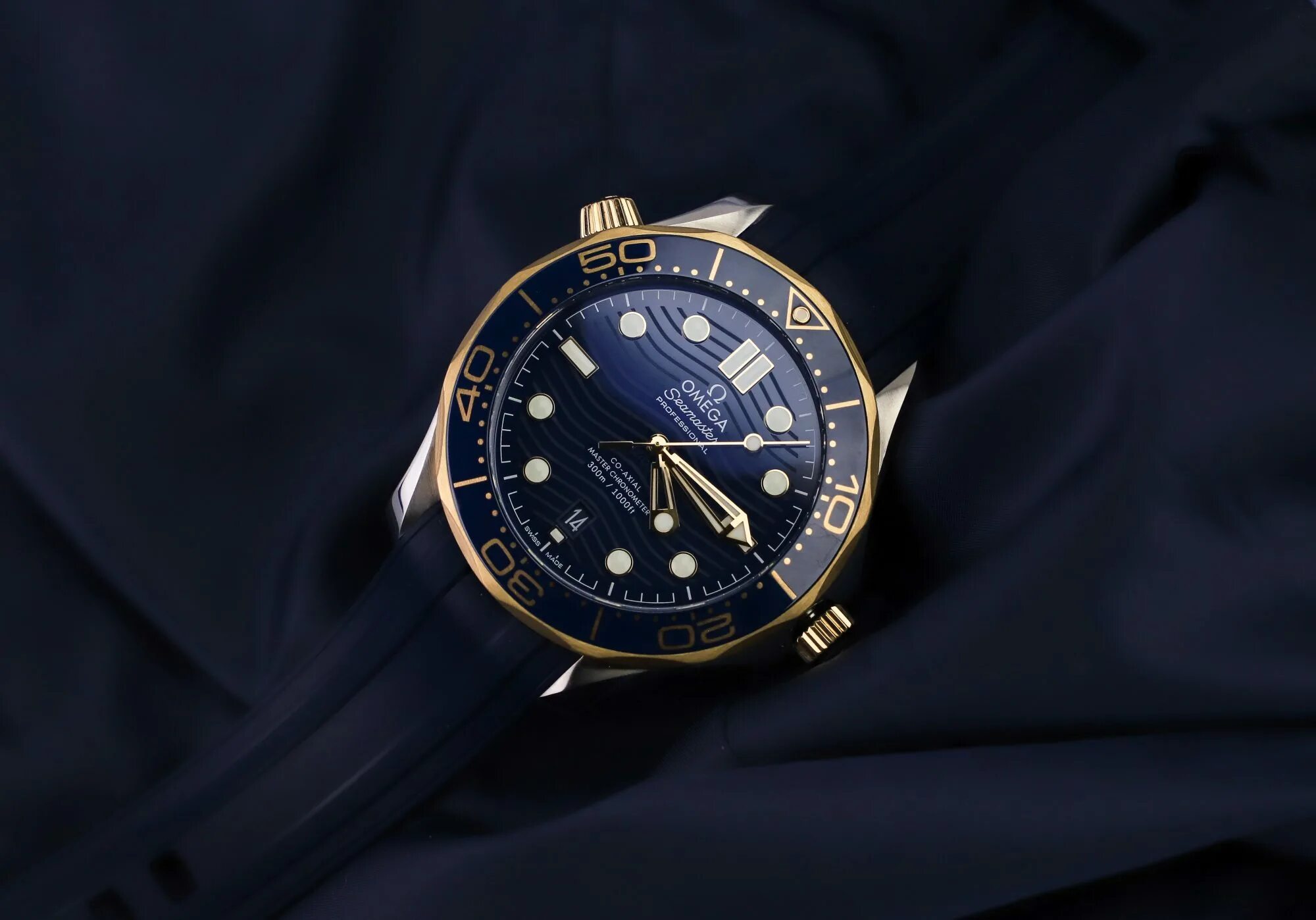 Чаща часы. Omega seamaster professional 300m gold. часы omega обои. омега бренд. часы омега обои.