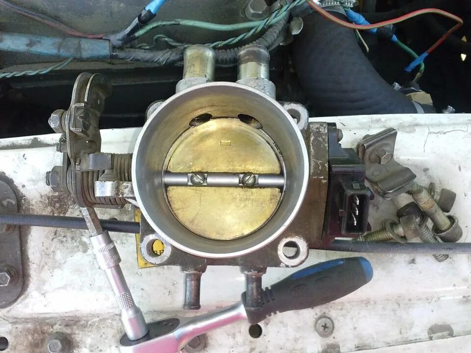 Воздушный жиклер холостого хода солекс 21083. Карбюратор солекс регулятор прогревочных оборотов. Плавают обороты двигателя карбюратор. Плавают обороты ваз 2110 8 клапанов. Датчик холостого хода 2110 8 клапанов карбюратор.