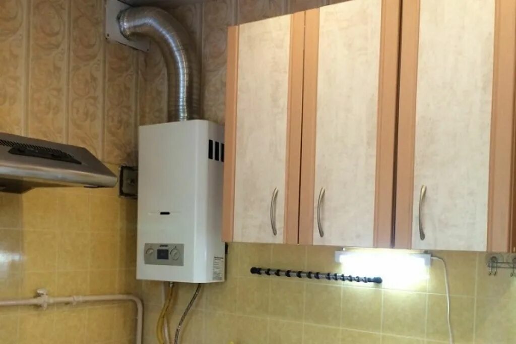 Можно ли поставить колонку в квартире. Газовая колонка в квартире. крепление газовой колонки. монтаж газовых водонагревателей проточных. расположение газовой колонки.