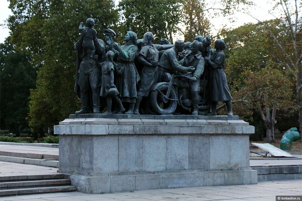 Русский памятник в софии болгария. Монумент в софии. В болгарии осквернили памятник советской армии. Памятник сов армии в софии. Памятник советским воинам в софии.