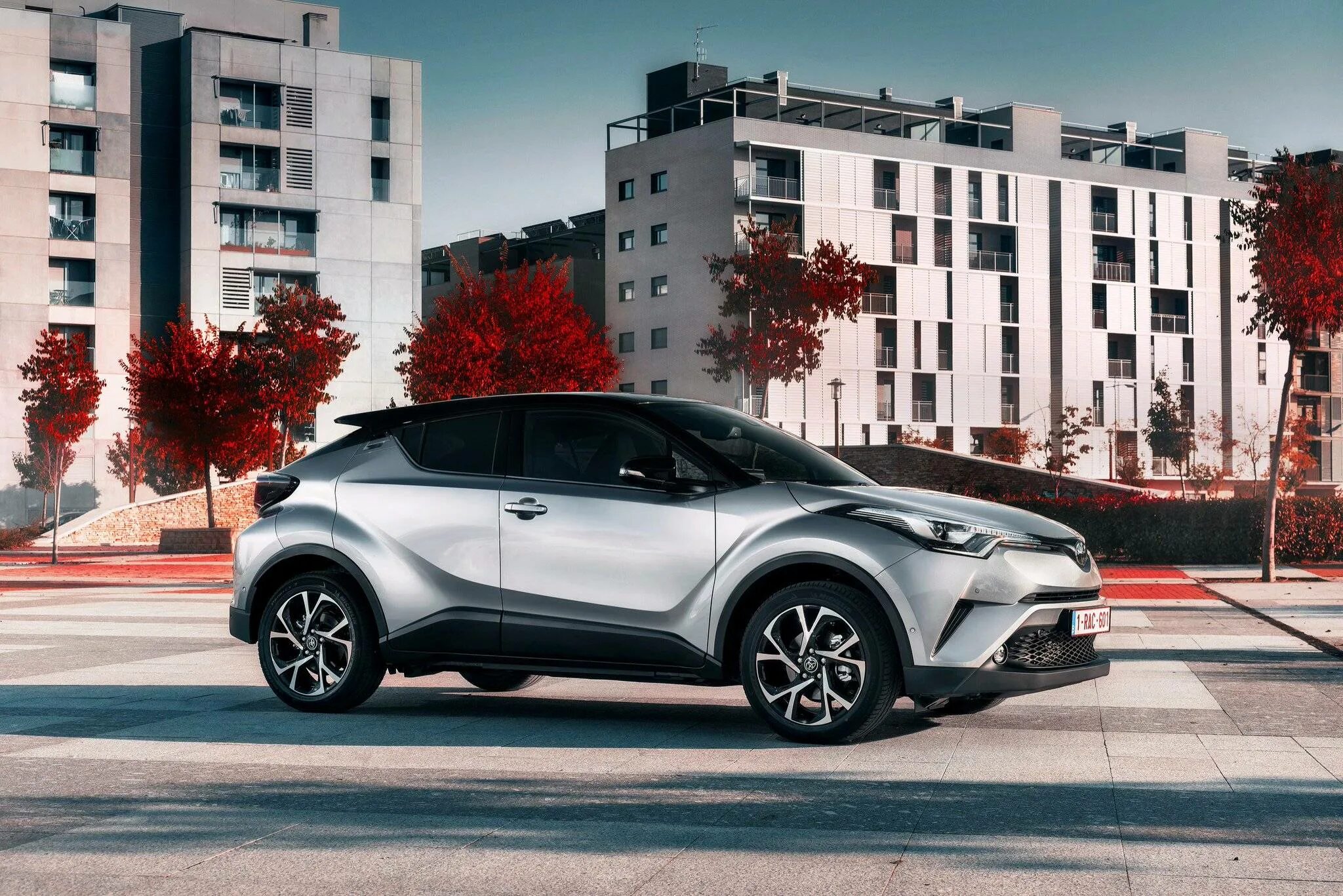 Менее новый. Toyota c-hr 2016. маленький кроссовер тойота chr. тойота паркетник новый. toyota паркетник chr.