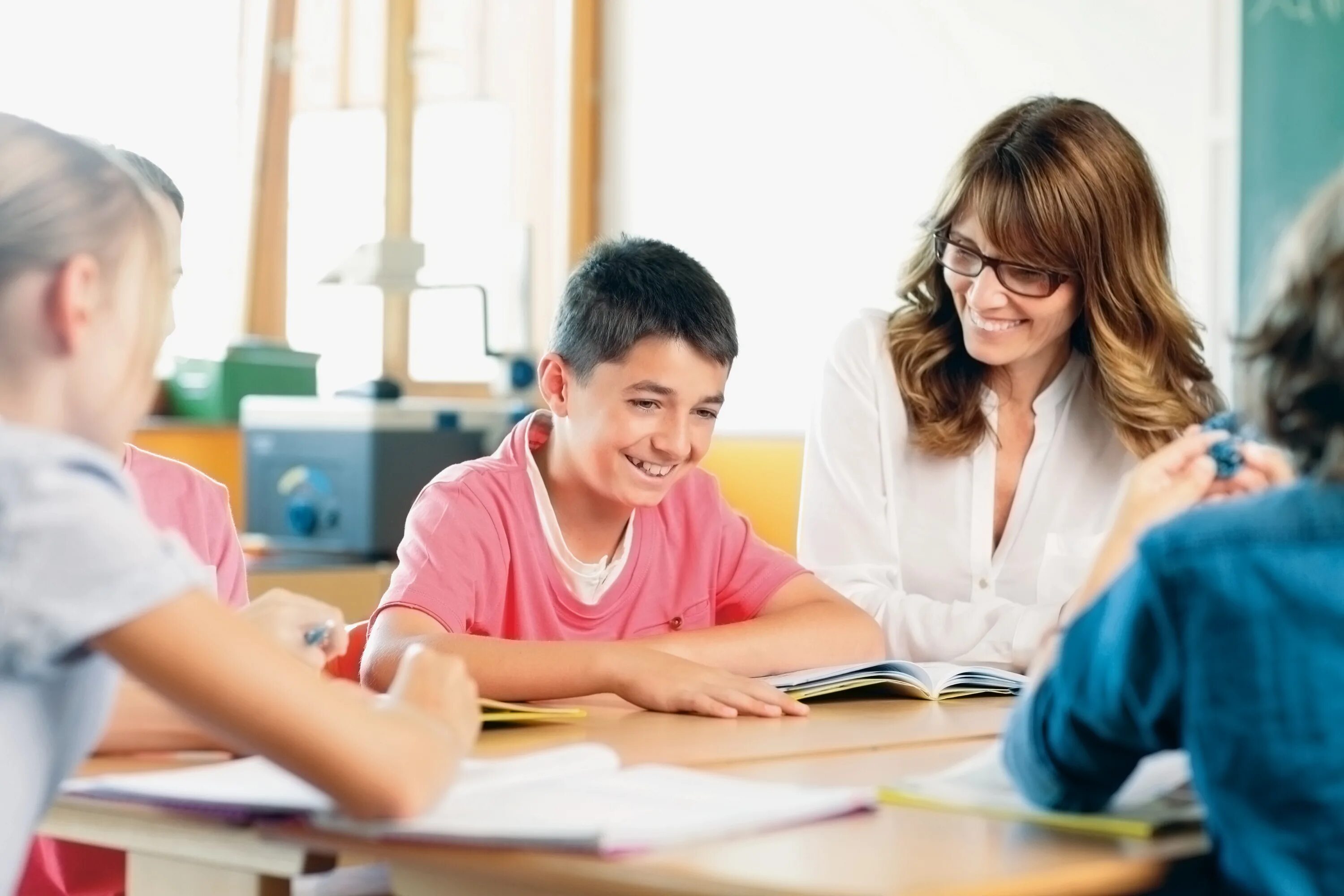 Преподаватель и студент. Начальное образование учитель. Teacher and student. Teacher and pupil.