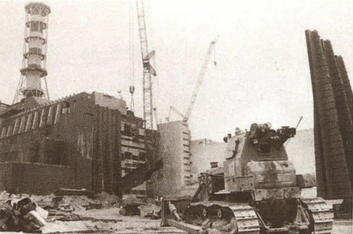 1986. Саркофаг чаэс 1986. Аэс чернобыль ликвидаторы. 4 энергоблок чаэс 1986. Чернобыльская аэс катастрофа 26 апреля 1986.