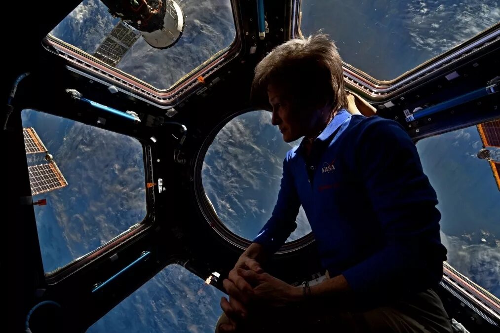На каком космическом корабле полетел. Peggy Whitson. Пегги астронавт. Фотосессия в космическом корабле. Космический полет.