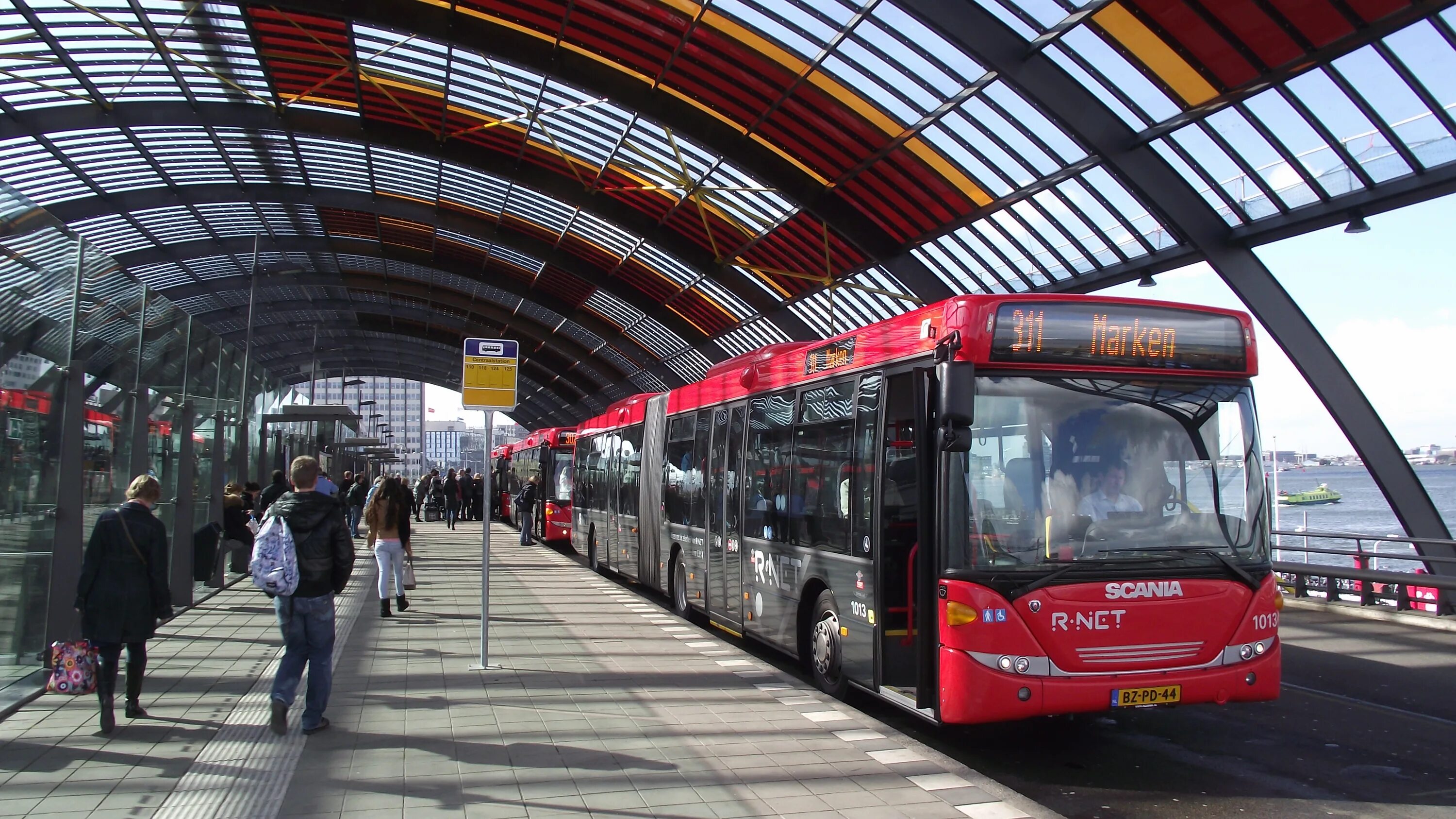 Центральный вокзал Амстердама. Автовокзал Амстердама. Bus Station – автобусная станция. Автобусная остановка в Амстердаме. Автобус вокзал стадион