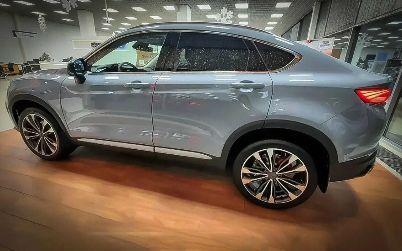 Geely tugela серый. Джили тигуэла 2021. Джили тугела голубая. Джили тугела голубая. Geely atlas pro серый металлик 2022.