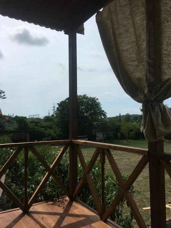 Зеленый двор пицунда. Отель зелёный двор пецунда. Гостевой дом у дмитрия абхазия пицунда. Лидзавское шоссе 10 пицунда. Гостевой дом зеленый дворик 1 люкс пицунда.