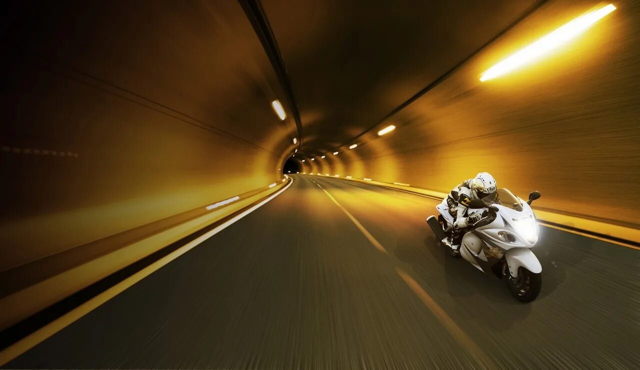 Ехать на полной скорости. Мото скорость. Мотоцикл скорость. Мотоцикл в движении. Мотоцикл на высокой скорости.