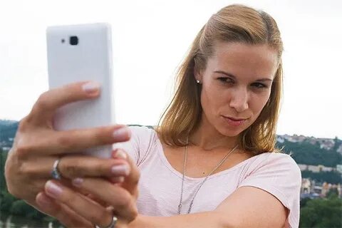 Она делает селфи