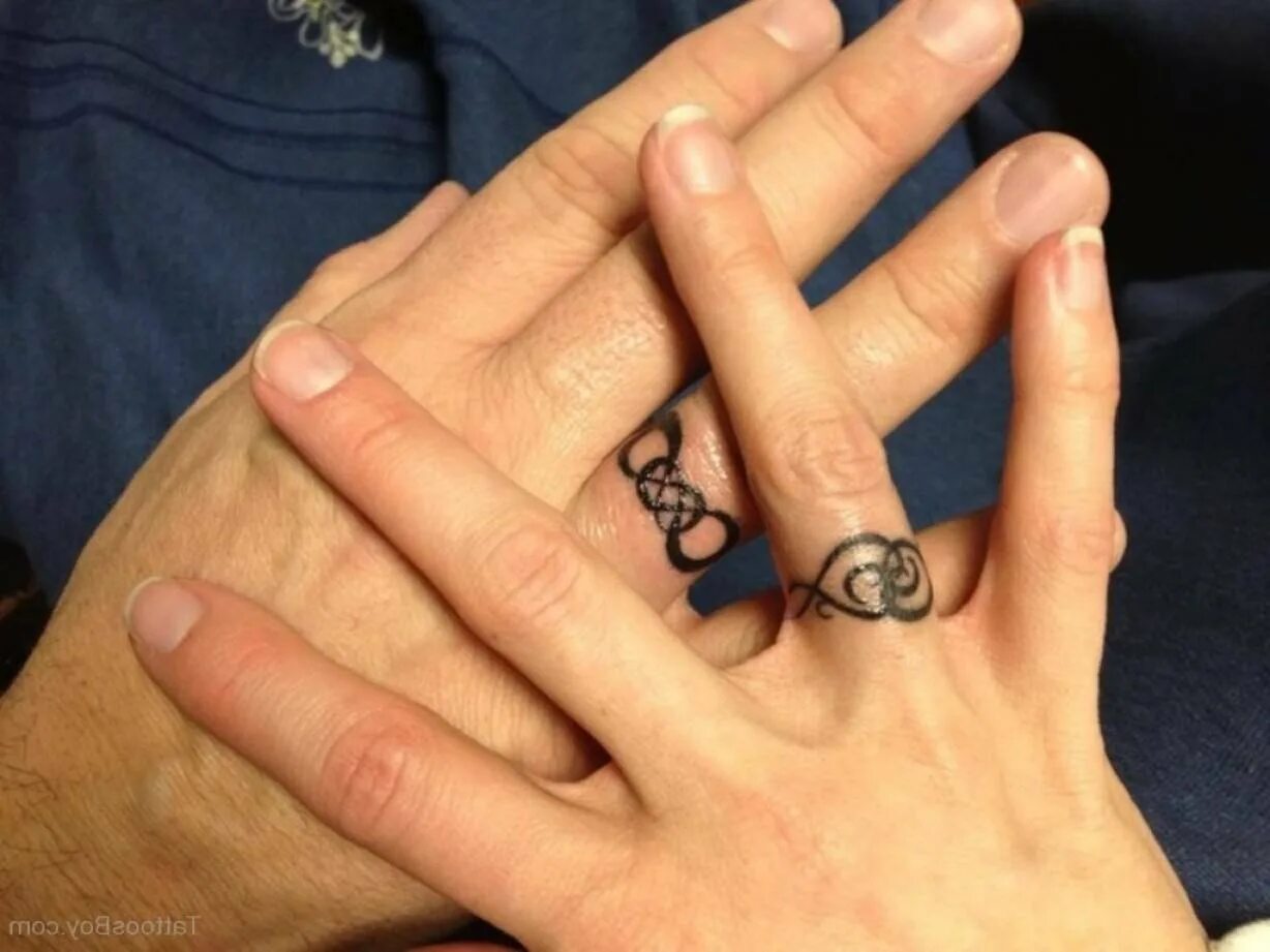 черное кольцо на безымянном пальце. тату кольца на пальцах. тату обручальные кольца на пальцах. тату кольца. мужские обручальные кольца на руке.