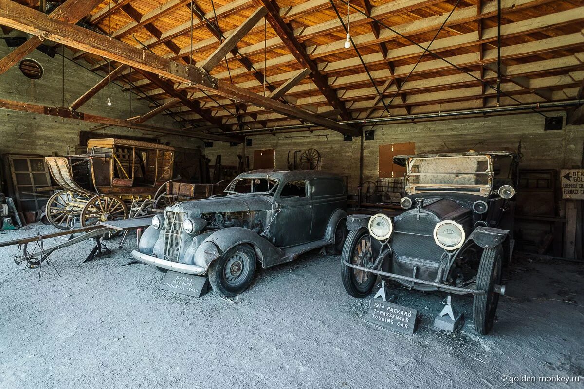 Гараж ретро автомобилей. Старый автомобиль в гараже. Хот род. Гараж для раритетных автомобилей. Авто-ретро мастерская.