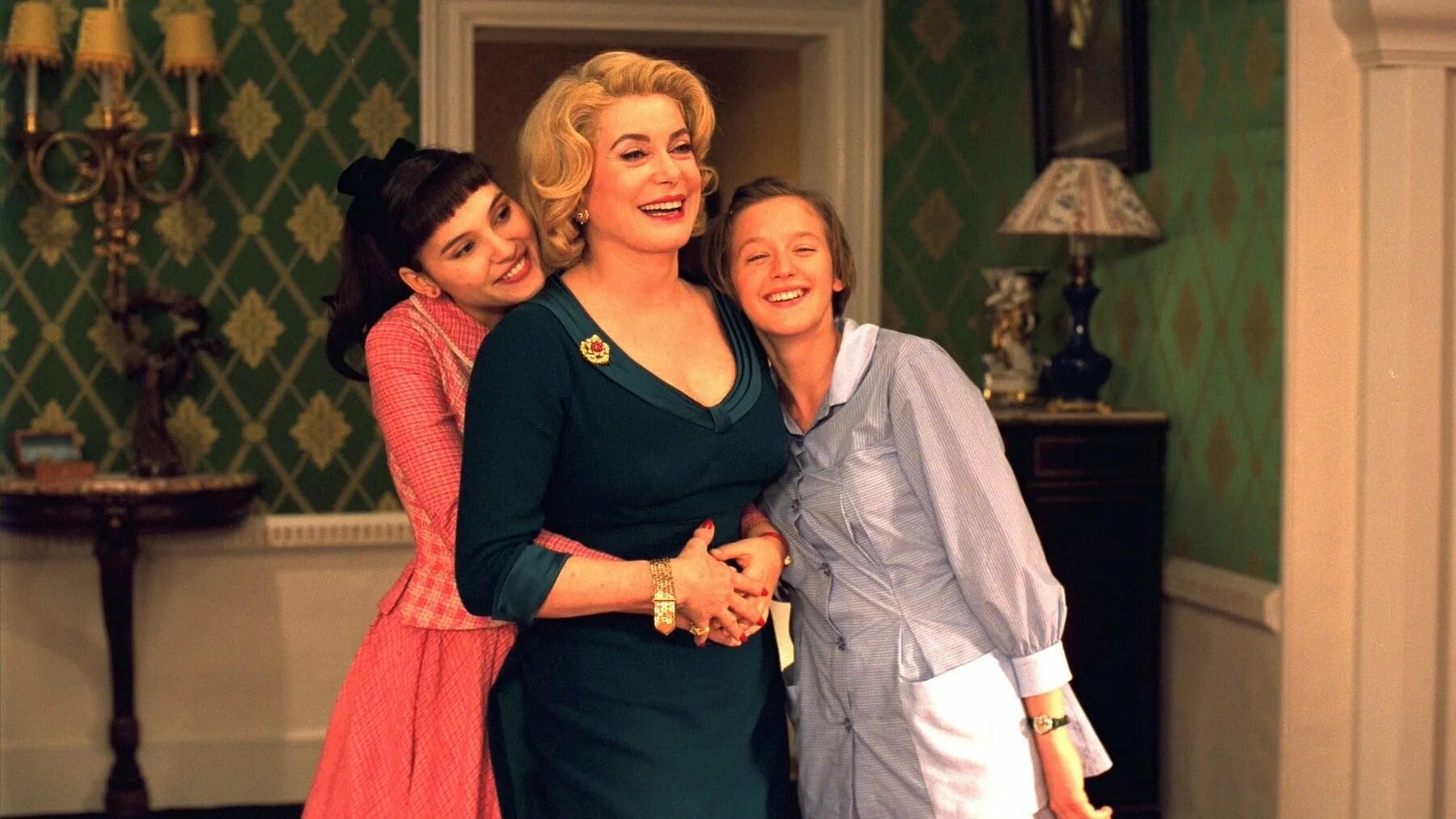 Франсуа озон 8 женщин. 8 женщин содержание. Катрин денёв в фильме 8 женщин. 8 женщин (2002). Фото катрин денев в фильме 8 женщин.