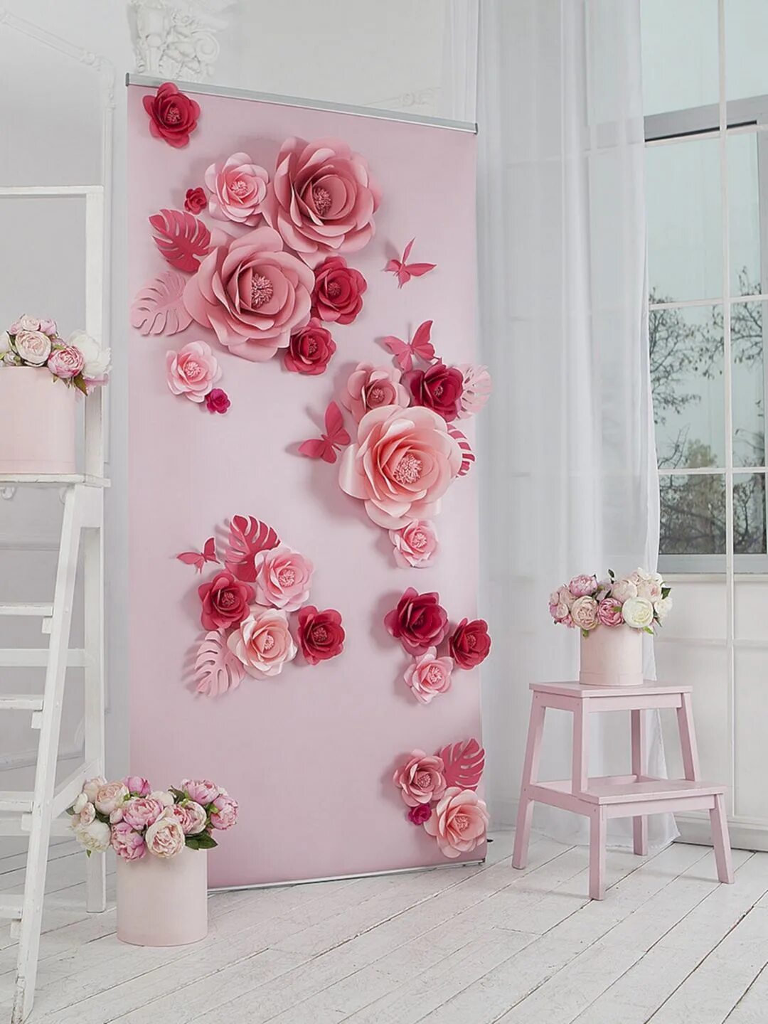 Красивые цветы на стены. Украшение стены цветами. Объемные цветы на стену. Бумажные цветы для декора. Объемный декор стен.