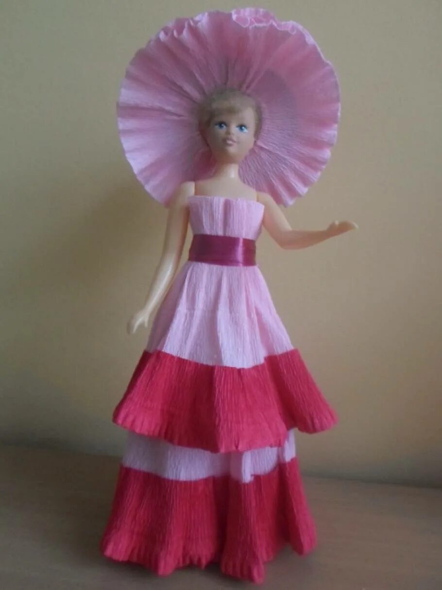 Девочка из гофрированной бумаги. Кукла из гофрированной бумаги. Конфетный букет с куклой. Кукла из конфет. Поделки из гофрированной бумаги.