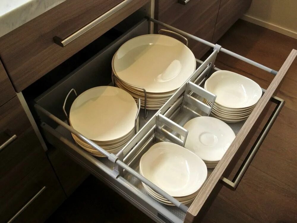 Хранение кухонной утвари. Хранение тарелок на кухне. Шкаф для посуды. Расстановка посуды в шкафах кухни. Хранение посуды на кухне.