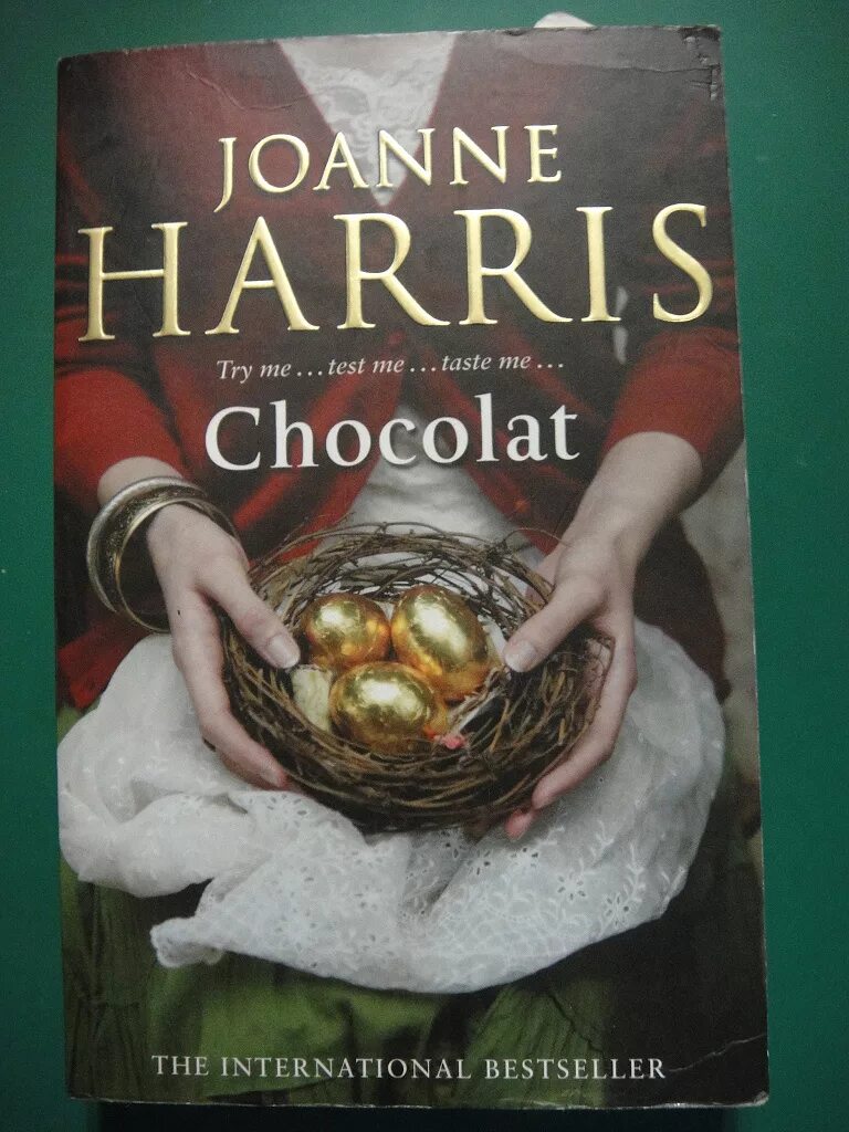 Книга харриса шоколад. Joanne Harris "chocolat". Chocolate Joanne Harris книга. Книга шоколад Джоанн Харрис.