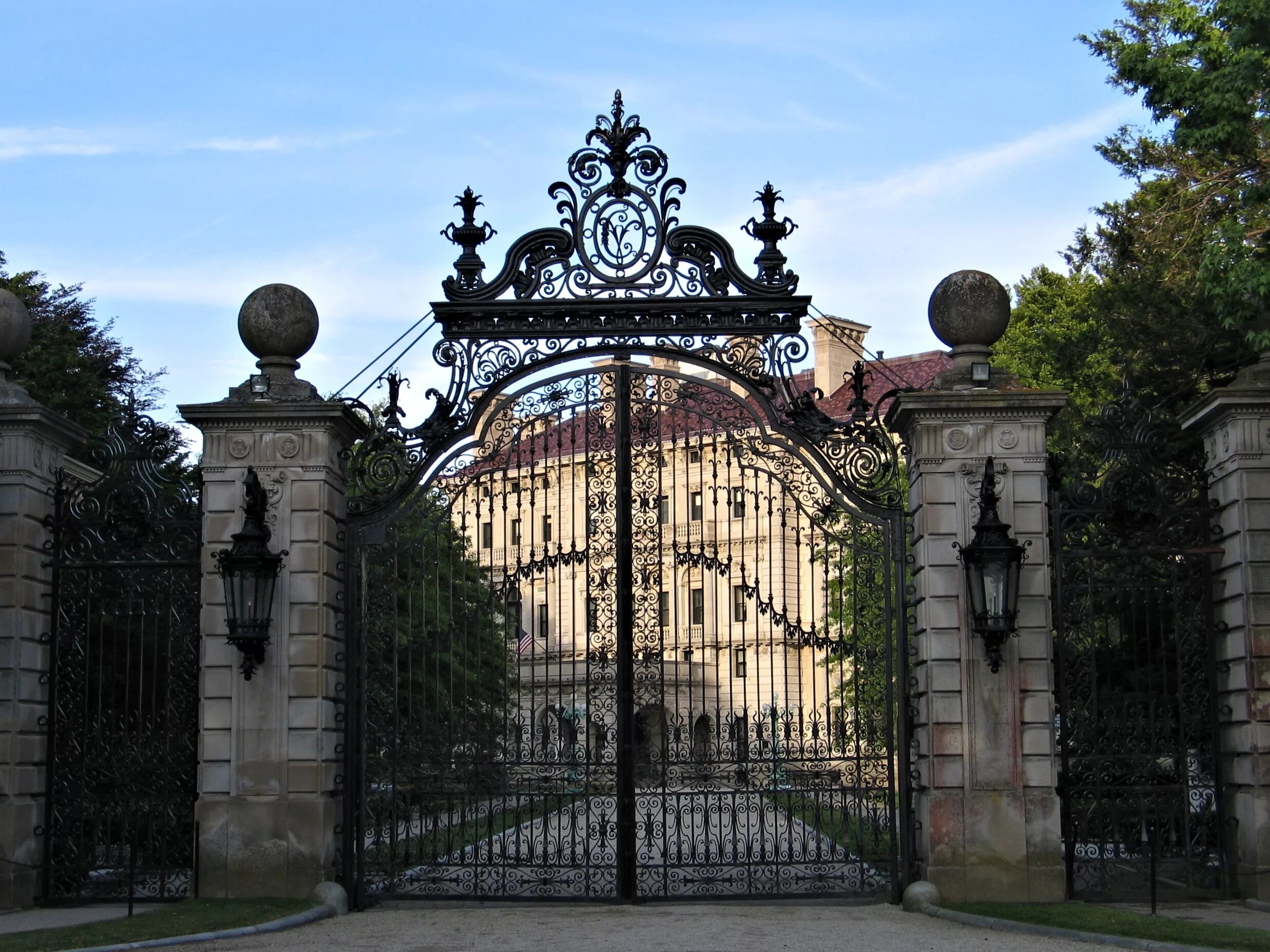 Усадебные ворота 19 века. Парк Монсо ворота. Кованые ворота классицизм 19 век СПБ. Кованые ворота дворец Англия 16 век.