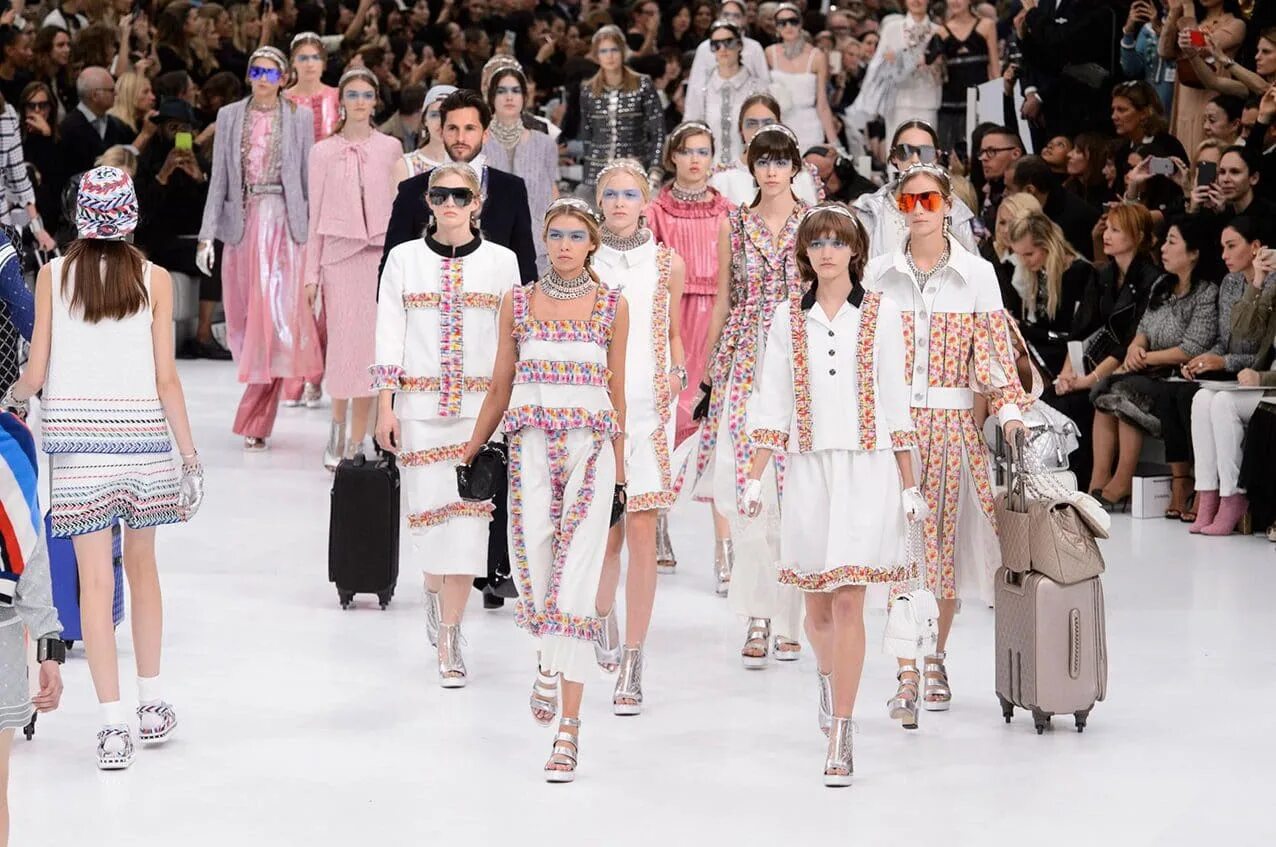 Европейские дома моды. Дом моды джанни версаче. Boutique celine в париже. Европейские дома моды. Модный дом шанель во франции.