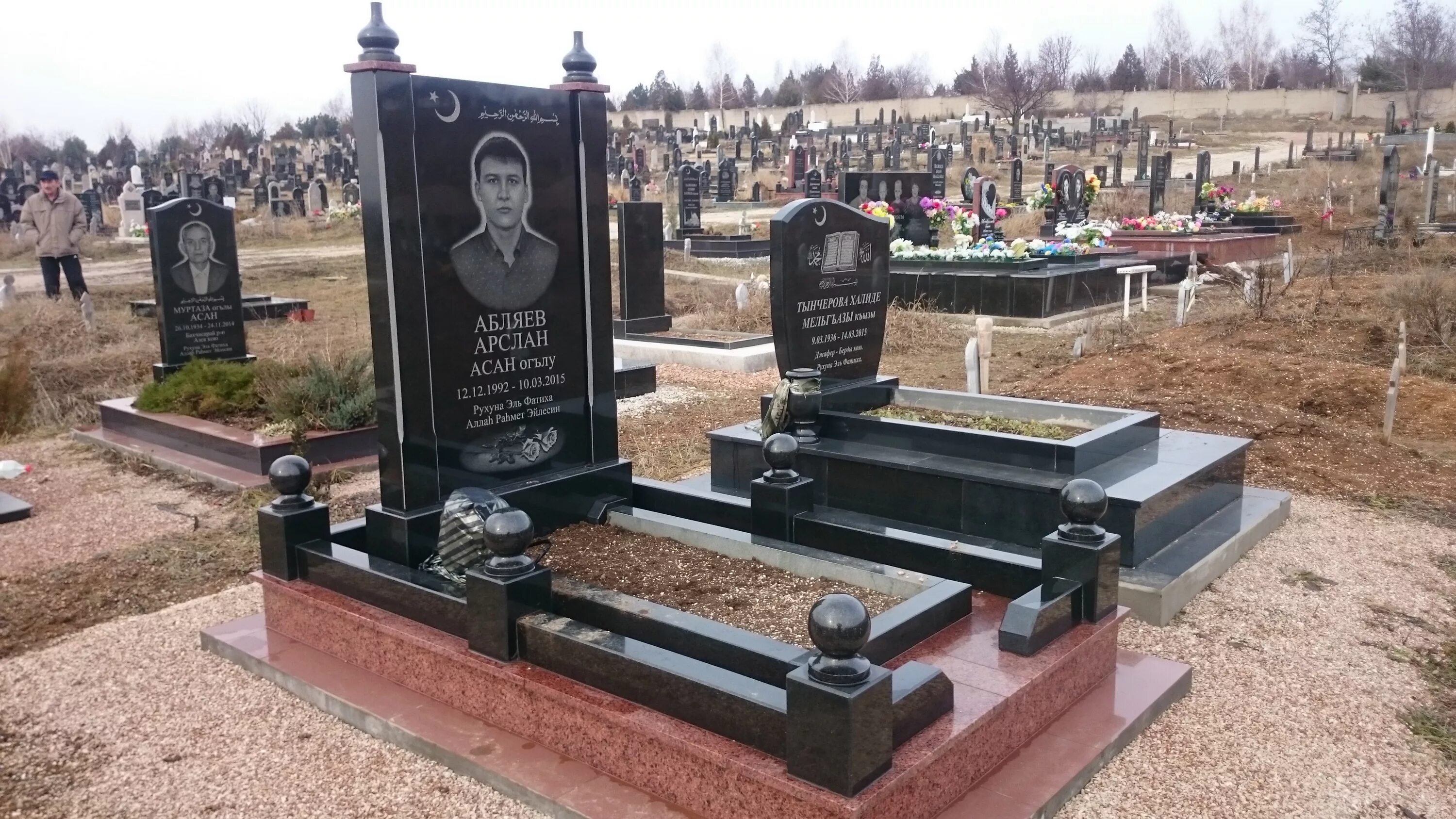 Мусульманские памятники симферополь. Песчаное баш таш. Женский мусульманский баш таш. Башташи крым. Памятник на могилу башташ.