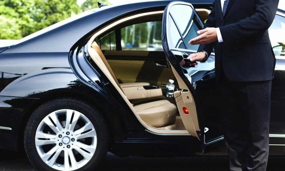 Авто с человекоми сденгами. Мужчина за рулем. Водитель и автомобиль. Мужчина в костюме за рулем. Водитель и автомобиль.