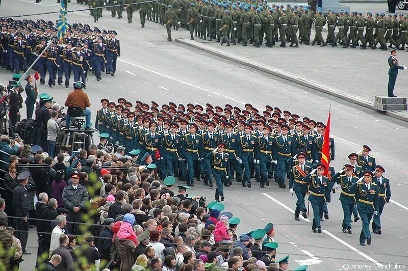 Парад в хабаровске. Парад Победы Хабаровск. Площадь Ленина Хабаровск парад. Парад Победы 2012 Хабаровск. Парад Победы 2002.