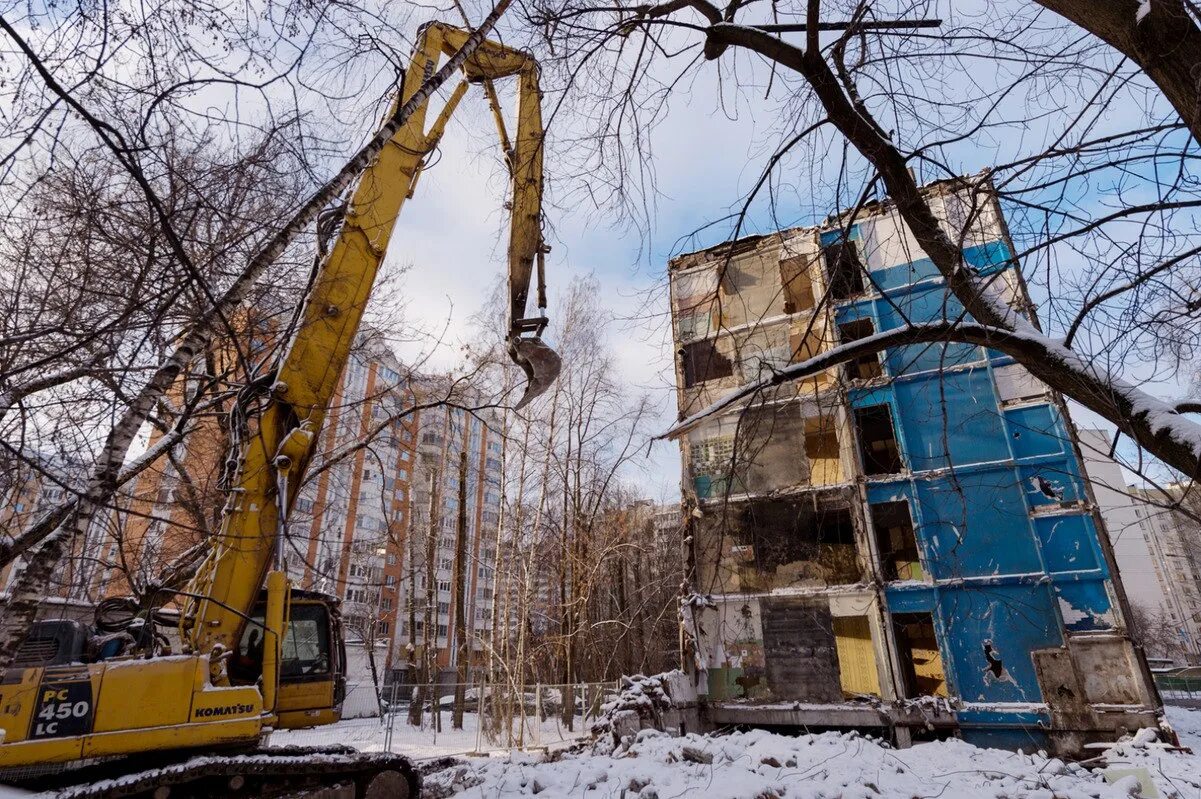 Снос домов в московской области. Снесенные пятиэтажки в Москве. Хрущевки сносят. Реконструкция пятиэтажек в Москве. Реновация хрущевок в Москве.