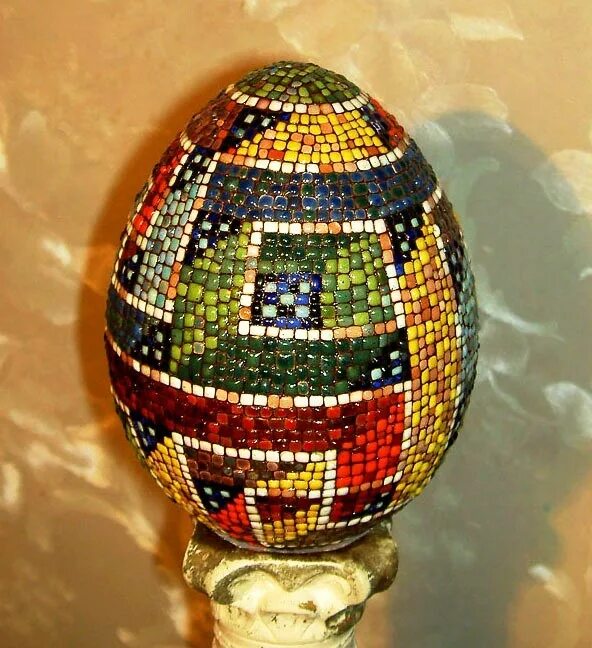 Пасхальное яйцо мозаика. Яйцо из мозаики. Украшение пасхального яйца мозаикой. Пасхальное яйцо в мозаичной технике. Яйцо алмазной мозаикой