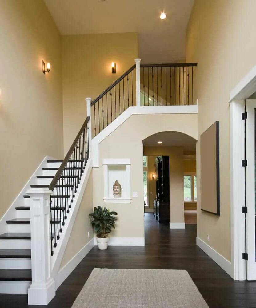 Пройти 2 этаж дом. Лестница в доме. Лестница в частном доме. Лестницы в частных домах. Интерьеры двухэтажных домов.