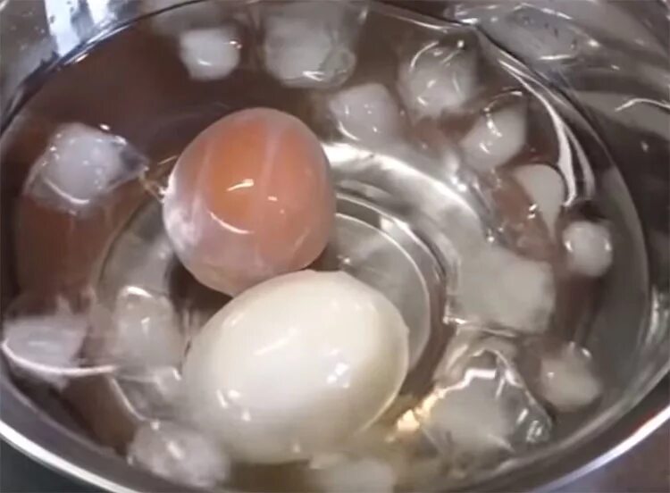 Почему яйца жидкие. Пингвиньи яйца вареные. Яйцо пингвина вареное. Желток внутри яйца жидкий. Яйцо с прозрачным белком.