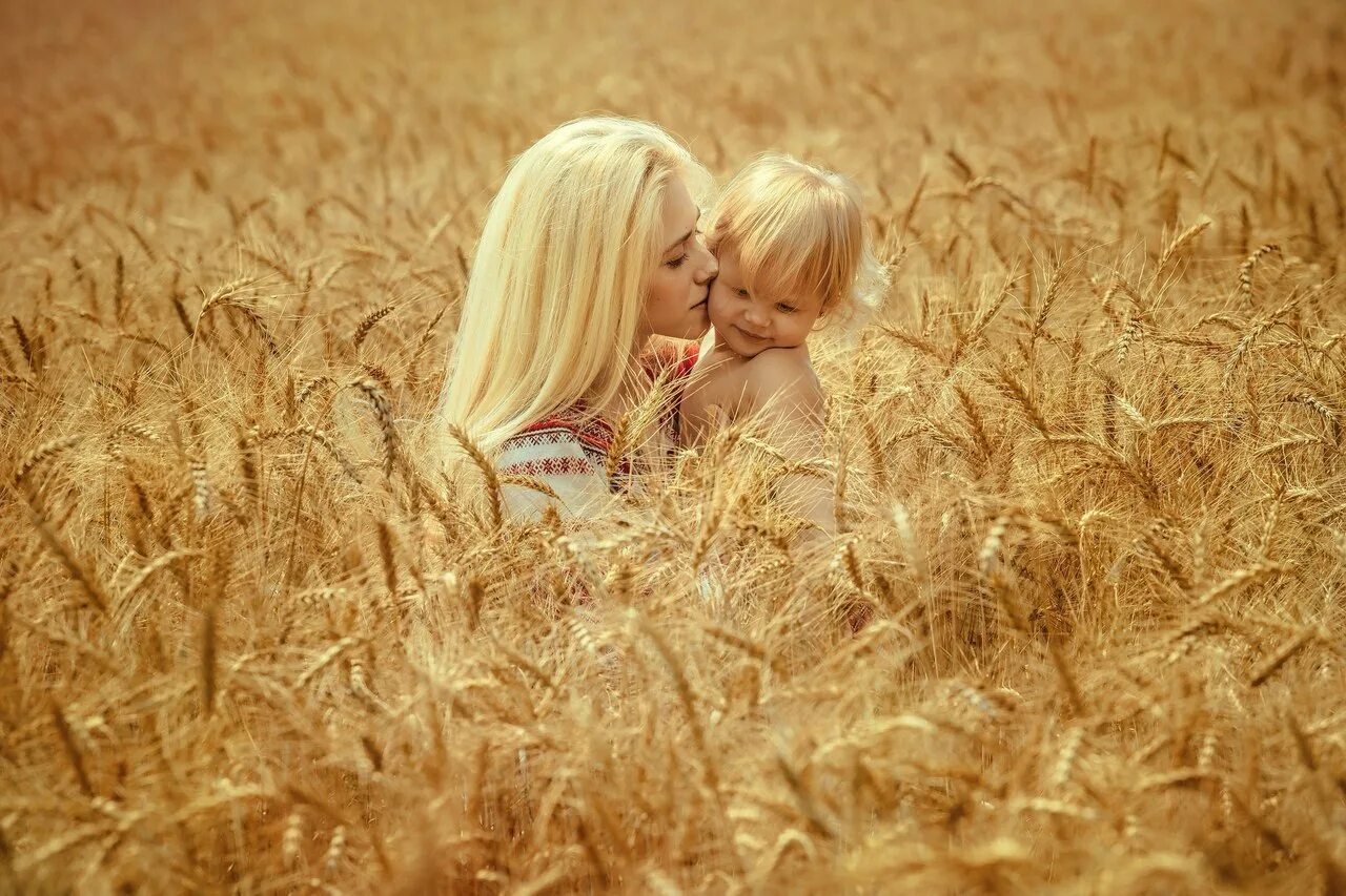 Мама с ребенком в поле. Женщина с ребенком в поле. Семья в поле. Поле пшеница семья. Как будет по русски мама