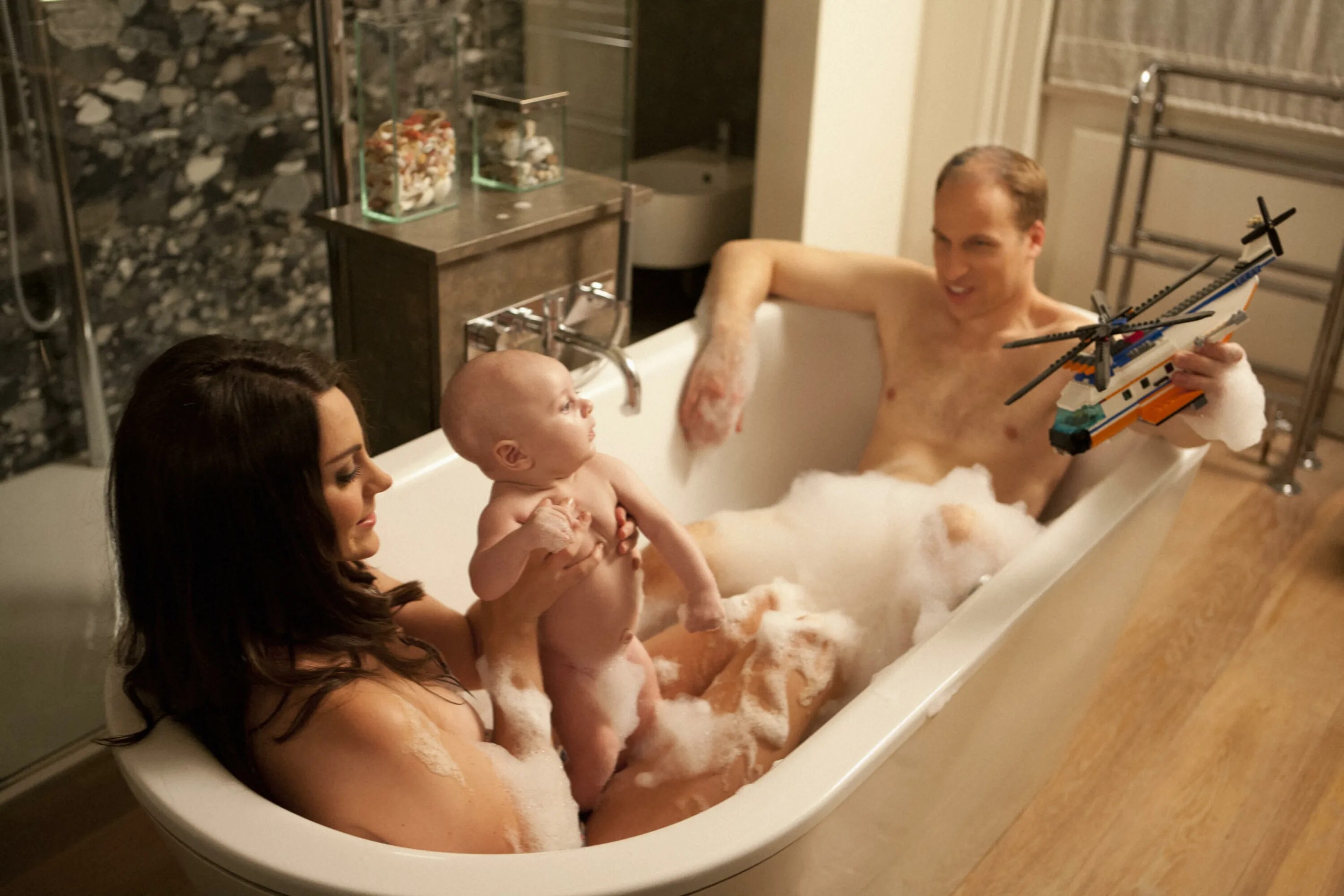 Фотограф Элисон Джексон. Элисон Джексон Королевская семья. Кейт Миддлтон и принц Уильям в ванне. Daughter bath