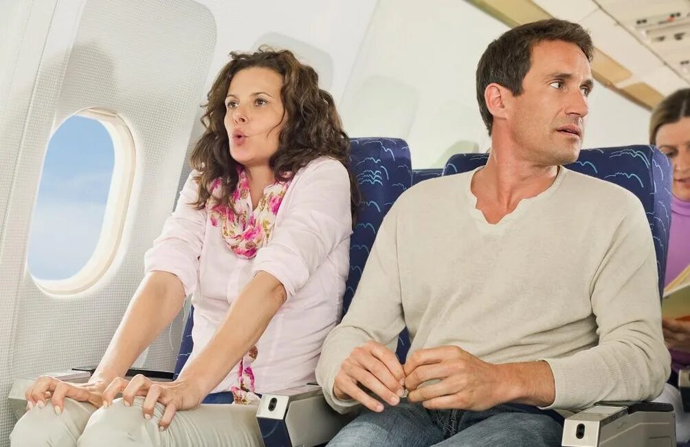 Девушка в самолете. Девушка в самолете. Two women on the plane. Влюбленные в самолете. Девушка в самолете.