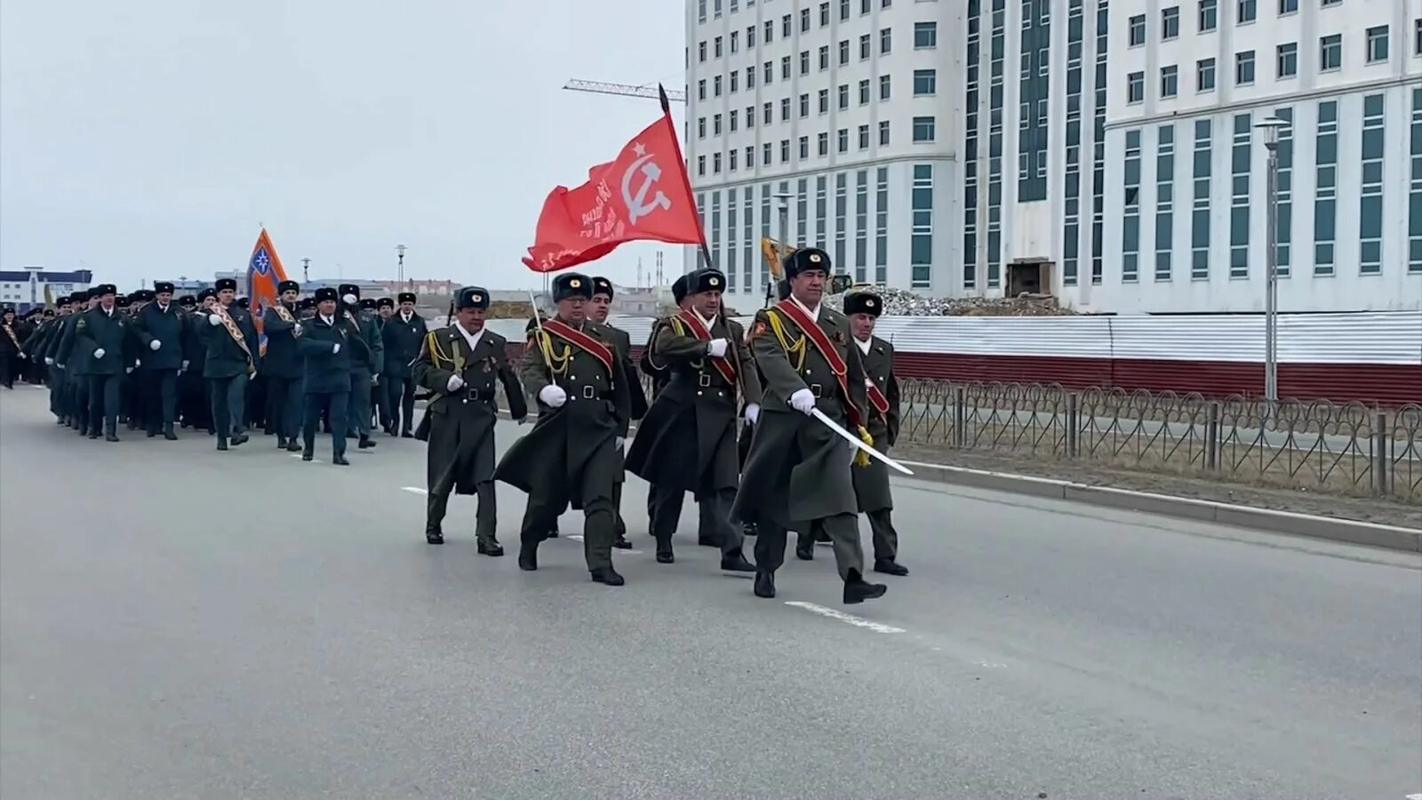 Парад в Салехарде. Парад Победы в Салехарде. Парад в парке Победы. 9 Мая в Салехарде 2021. Мая салехард