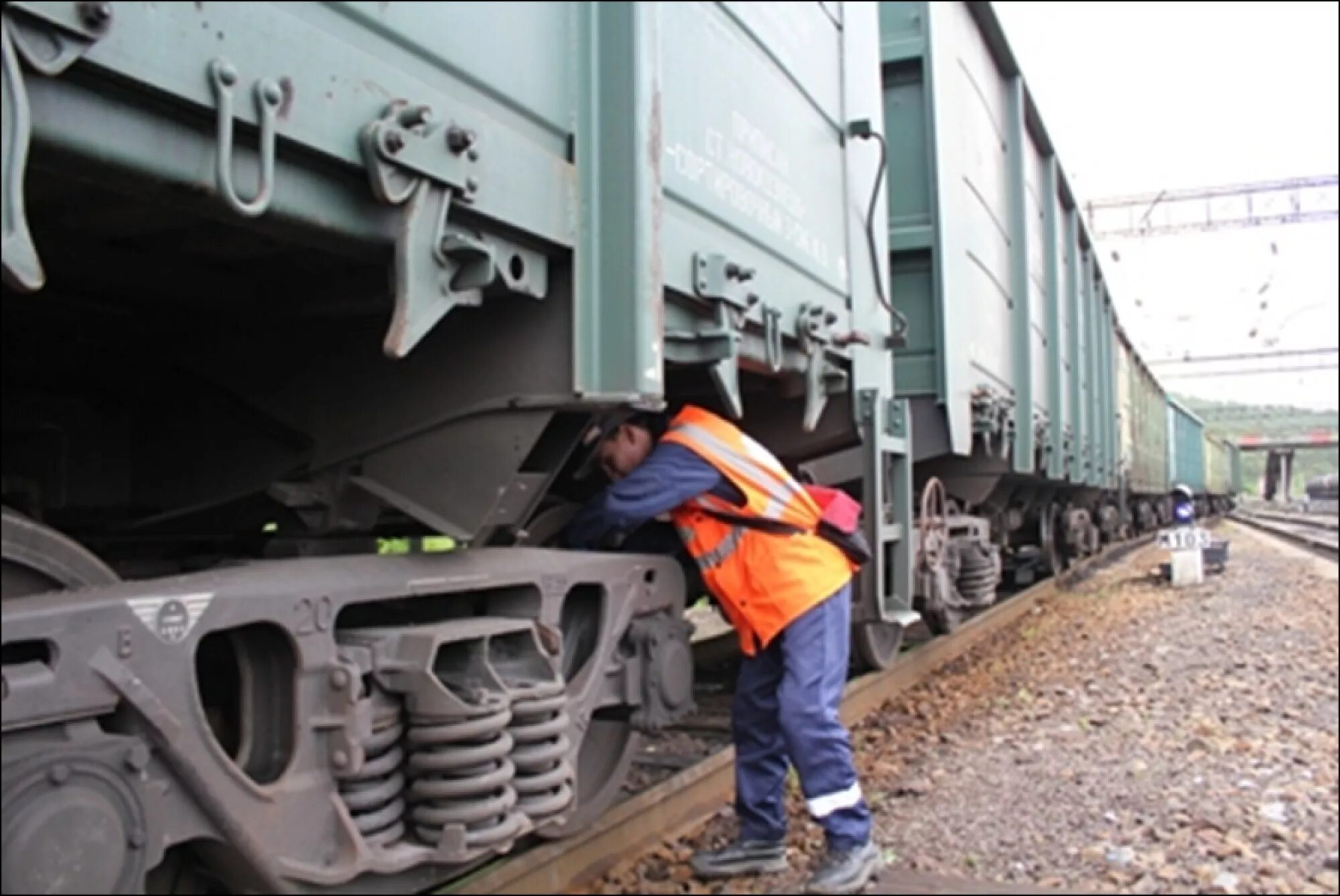 Строители железной дороги. Осмотрщик вагонов осматривать вагон. Осмотрщик вагонов ржд. Осмотрщик ремонтник вагонов ржд. Профессия осмотрщик вагонов ржд.