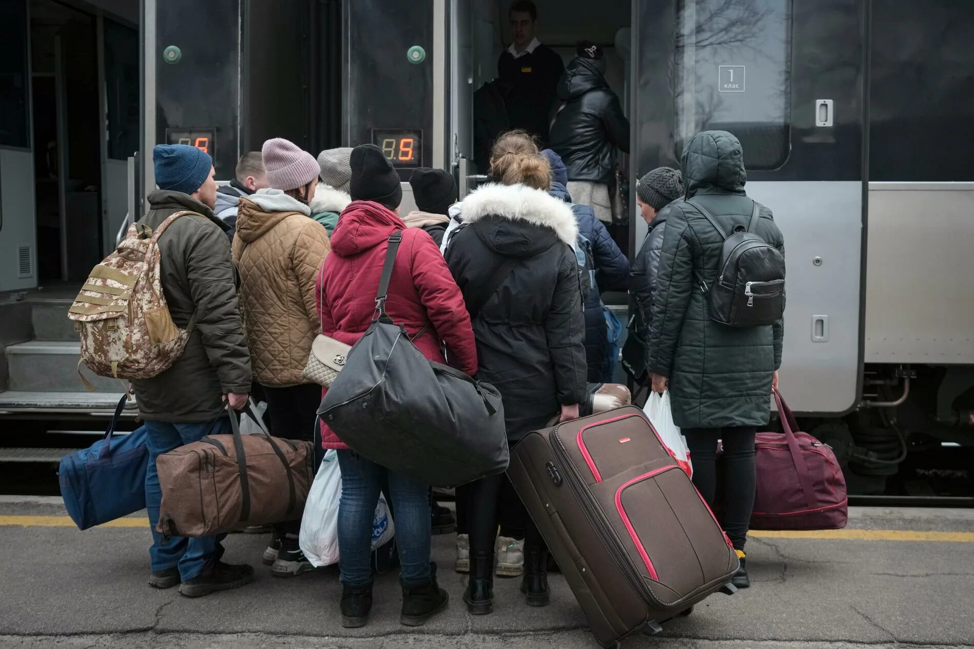 Московский попросить. Киевляне сейчас. Киевляне живут в метро фото. Киев эвакуация 2022. Киевляне активно покидают город и уезжают.