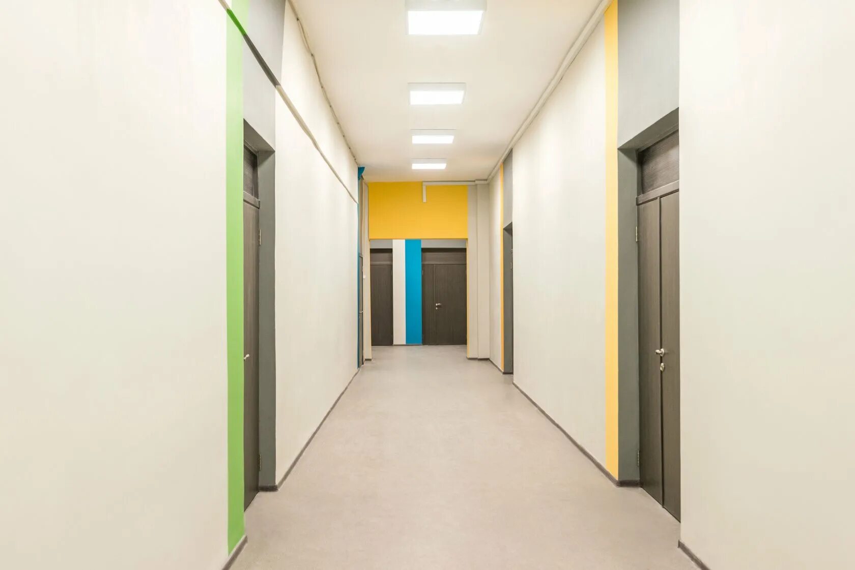 интерьер коридора в учебном заведении. интерьер коридора университета. современный школьный коридор. узкие школы. интерьер школьного коридора.