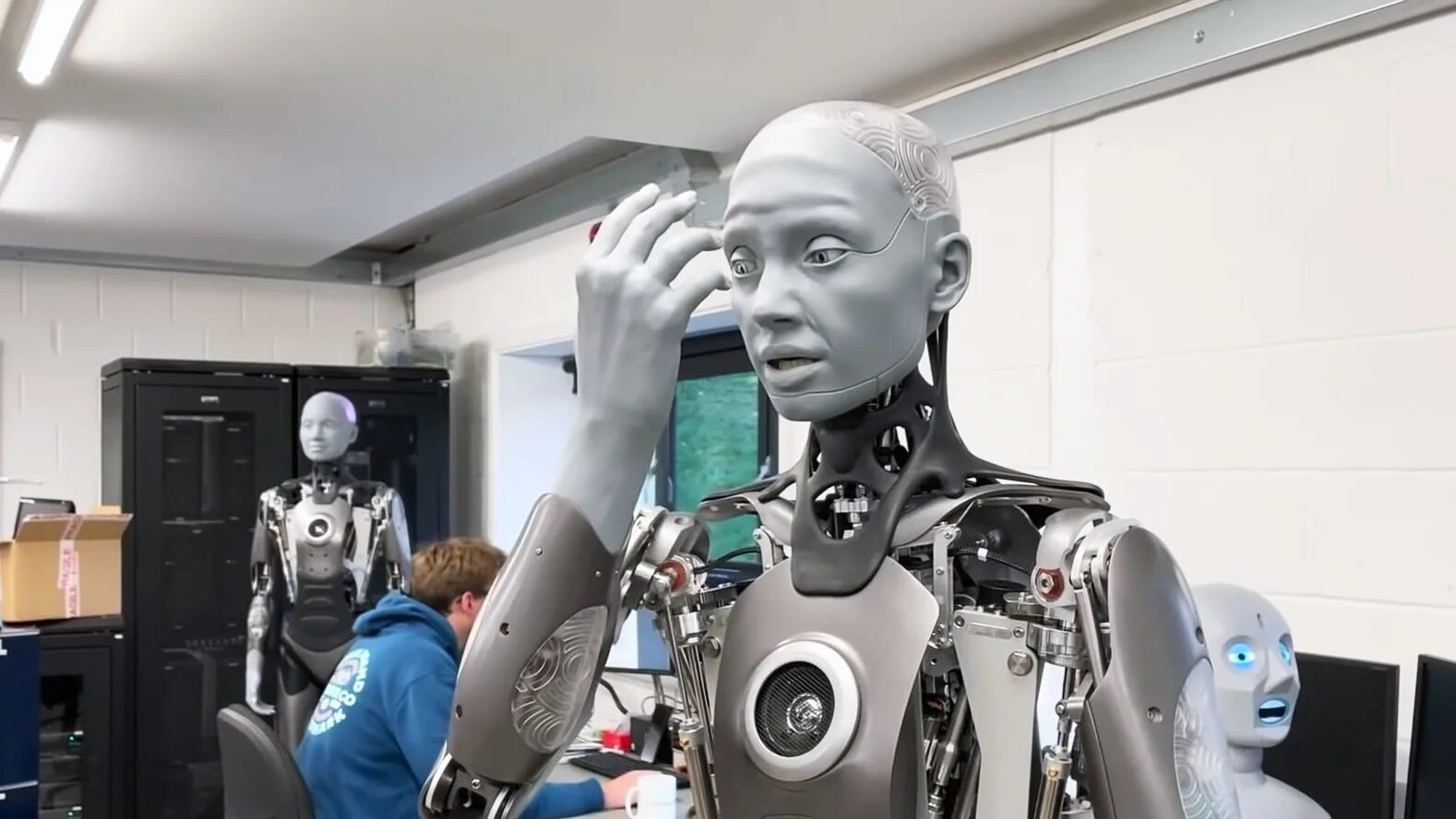 A robot is a special. Робот гуманоид Амека. Гуманоидные роботы Бостон Динамикс. Робот Амека человекоподобный. Бостон Динамикс человек и робот.