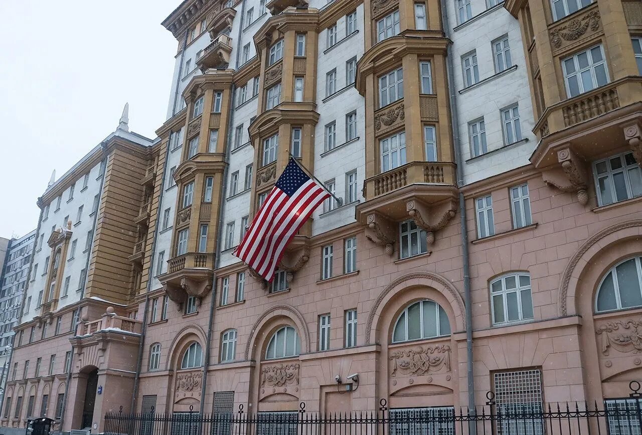 Сколько посольств других стран в москве. Посольство, консульство посольство соединенных штатов америки. посольство соединенных штатов америки в г москве. здание посольства сша. посольство сша на новинском бульваре.