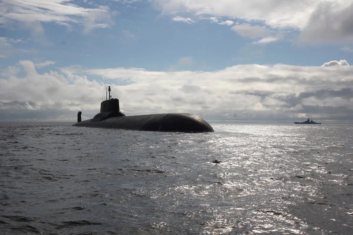 Подводная лодка в Баренцевом море. Подводная лодка ВМФ России. Атомная подводная лодка РФ. Подводная лодка 941 акула. Морской флот подводная лодка