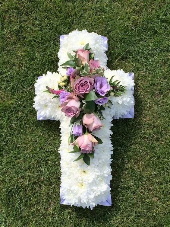 Украшение могилы искусственными цветами. Украшение могилы цветами. Цветы для могилок искусственные. Композиция из цветов на кладбище. Могилы украшенные цветами искусственными.
