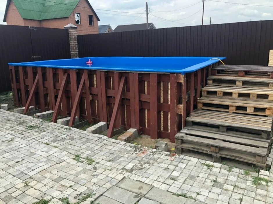 Бассейн из поддонов. Поддон для бассейна. Поддон для бассейна. Бассейн из подручных материалов. Поддон для бассейна.